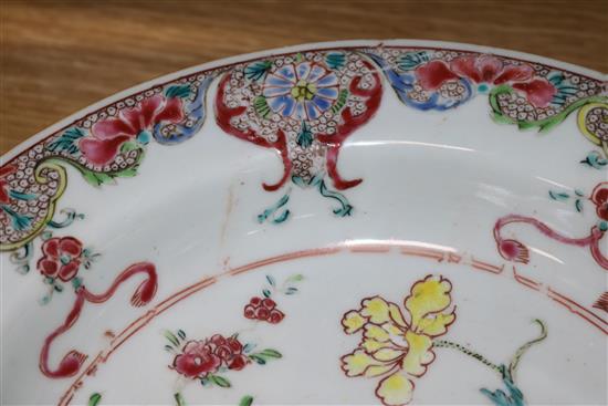 A pair of Chinese export famille rose soup plates, Qianlong period diameter 22cm